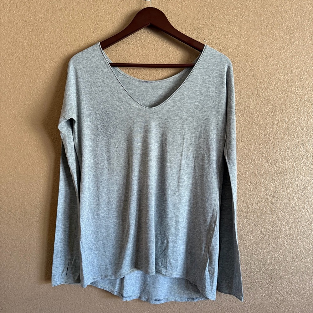 lululemon athletica Light Gray Long Sleeve V-Neck Top Size Medium